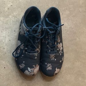 No Bull dark floral trainers w/gum sole, size 8.5